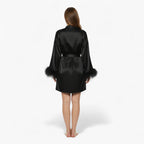 Damen-Bademantel aus Satin, schwarz, mit eleganten Federnärmeln