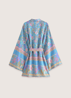 Kurzer blauer und rosa geblümter Kimono