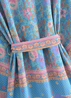 Kurzer blauer und rosa geblümter Kimono