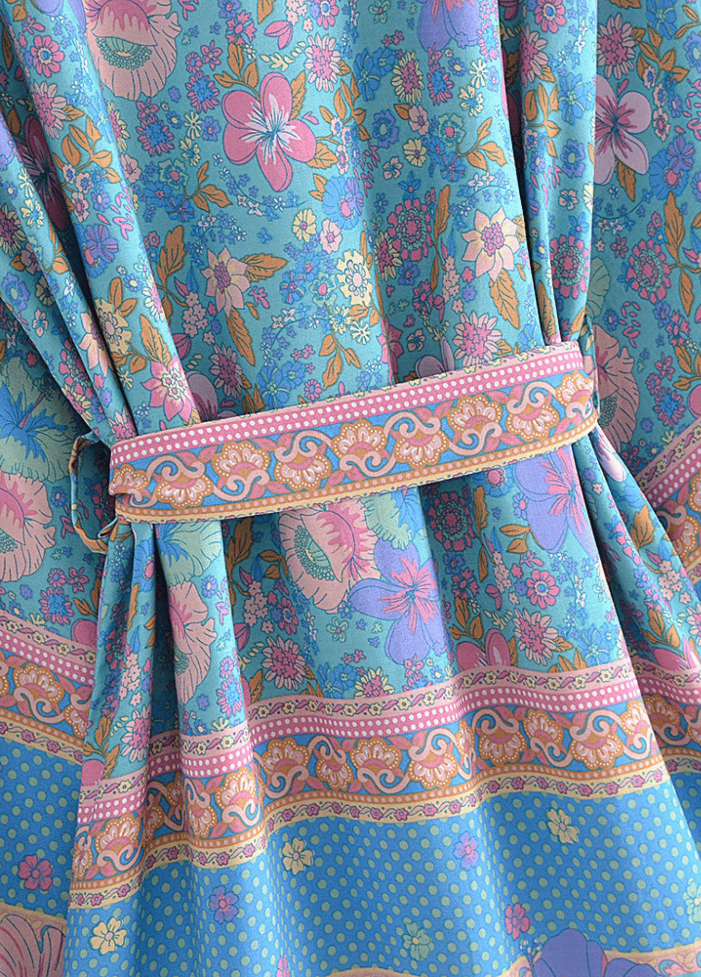 Kurzer blauer und rosa geblümter Kimono