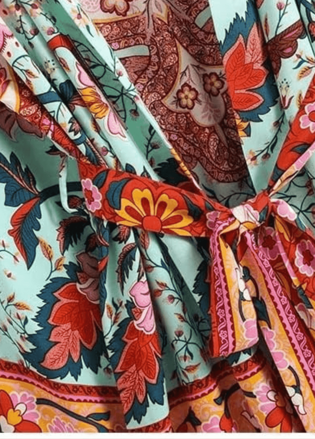 Kurzer Kimono mit Blumenmuster in Graugrün