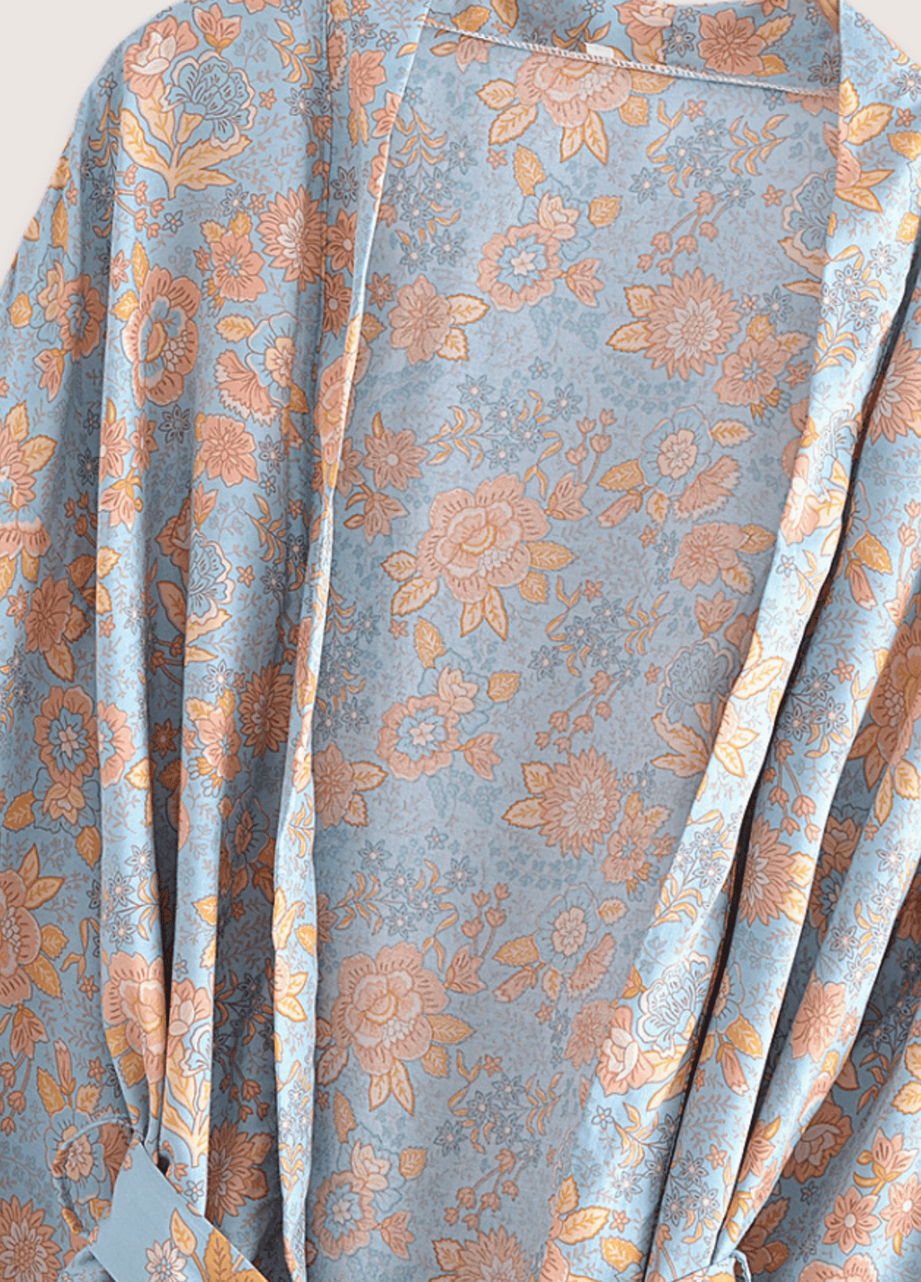 Kurzer Kimono mit Blumenmuster in Blaugrau und Rosa