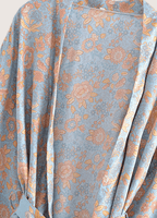 Kurzer Kimono mit Blumenmuster in Blaugrau und Rosa