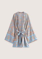 Kurzer Kimono mit Blumenmuster in Blaugrau und Rosa