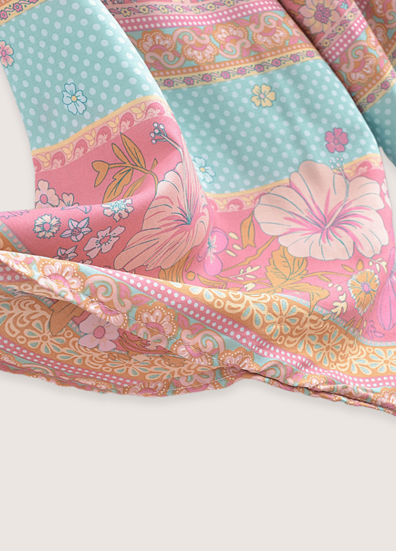 Kurzer Kimono mit rosa und blauen Blumenmustern