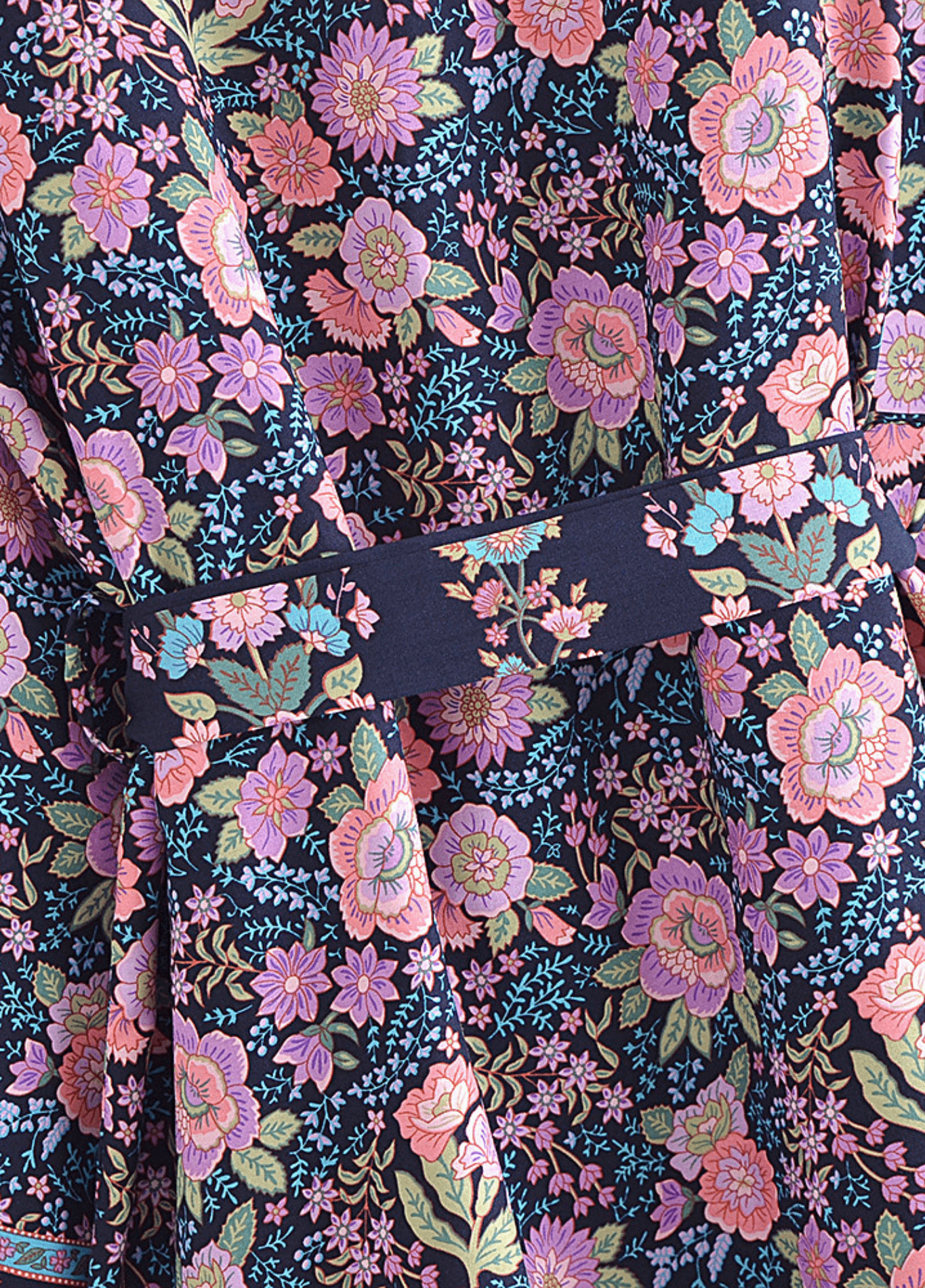 Kurzer Kimono mit Blumenmuster in Rosa und Nachtblau
