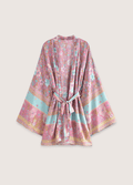 Kurzer Kimono mit rosa und blauen Blumenmustern