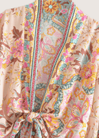 Kurzer Kimono mit zartrosa Blumenmuster