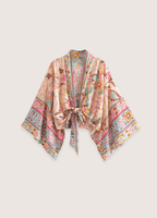 Kurzer Kimono mit zartrosa Blumenmuster