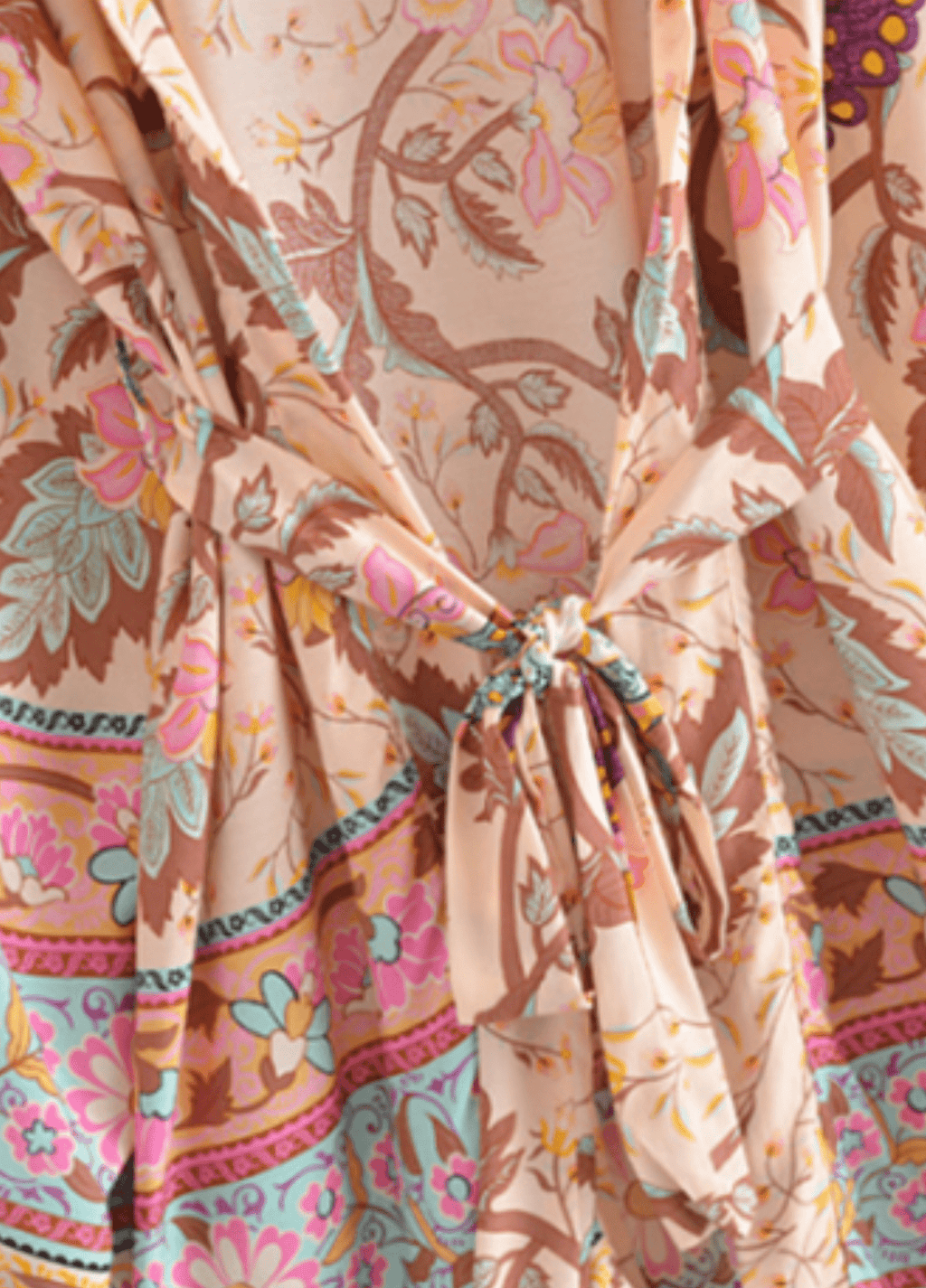 Kurzer Kimono mit farbenfrohem Blumenmuster