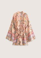 Kurzer Kimono mit farbenfrohem Blumenmuster