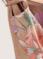 Langer, rosabeiger Kimono | Böhmisches Blumen- und Pfauenmotiv