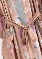 Langer, rosabeiger Kimono | Böhmisches Blumen- und Pfauenmotiv