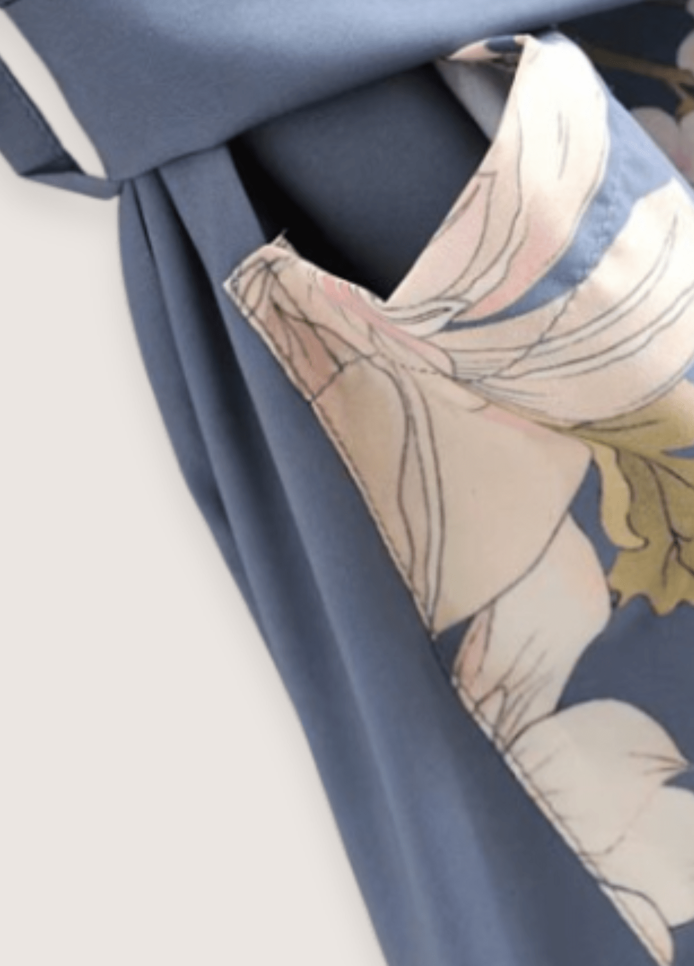 Langer, hellblauer Kimono mit Blumen- und Pfauenmuster