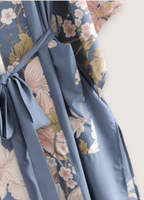 Langer, hellblauer Kimono mit Blumen- und Pfauenmuster