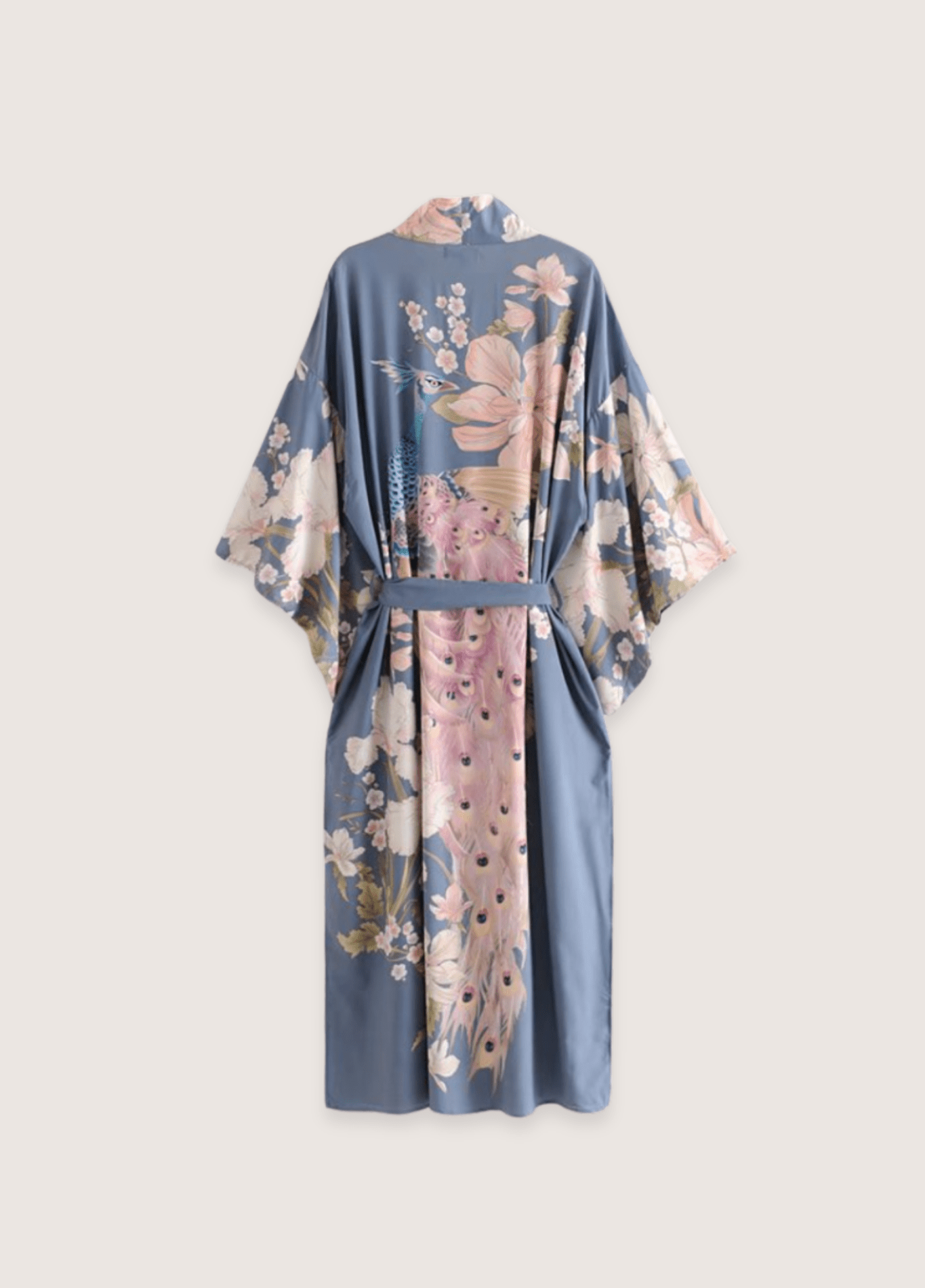 Langer, hellblauer Kimono mit Blumen- und Pfauenmuster