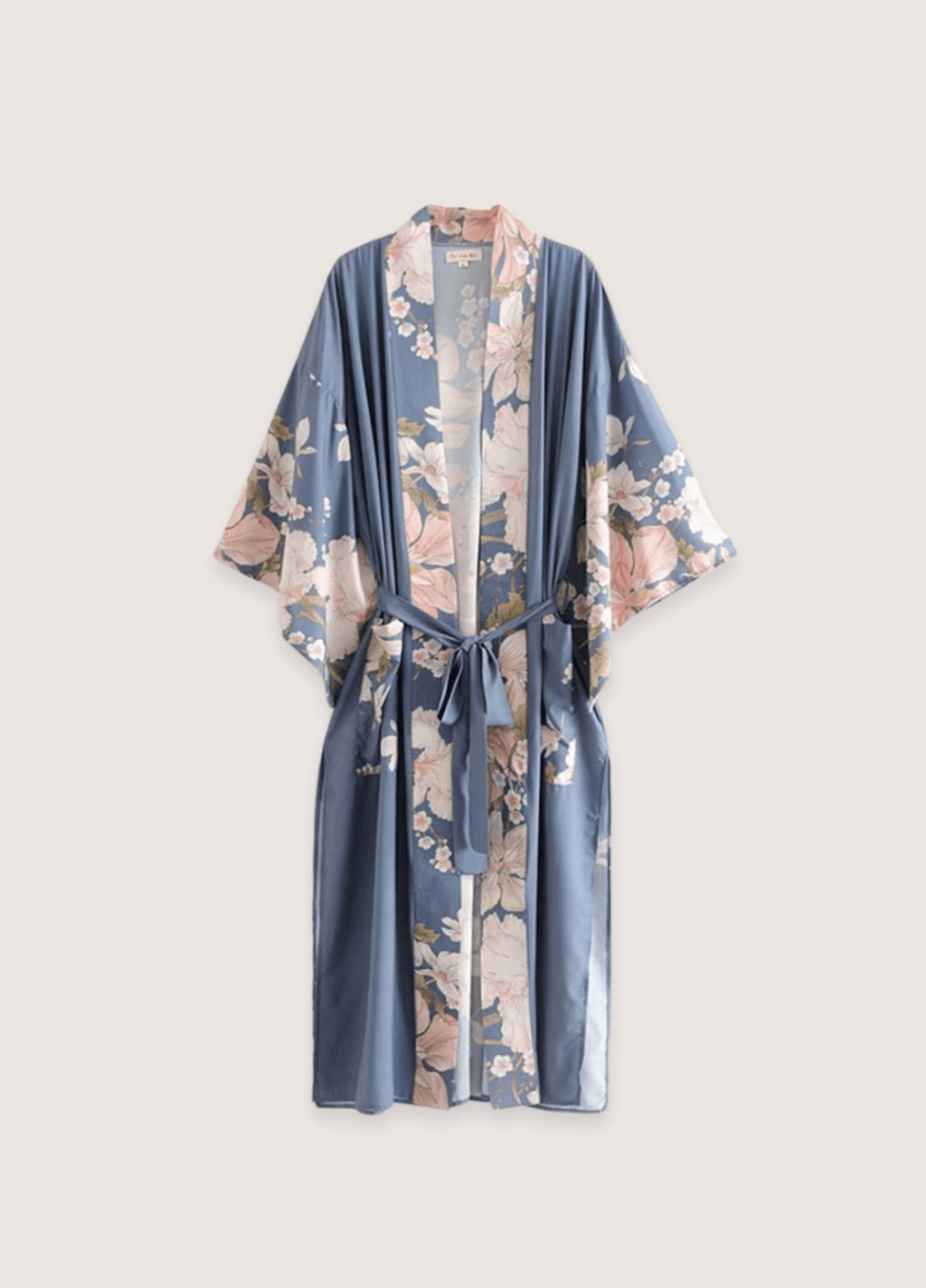 Langer, hellblauer Kimono mit Blumen- und Pfauenmuster