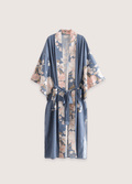 Langer, hellblauer Kimono mit Blumen- und Pfauenmuster