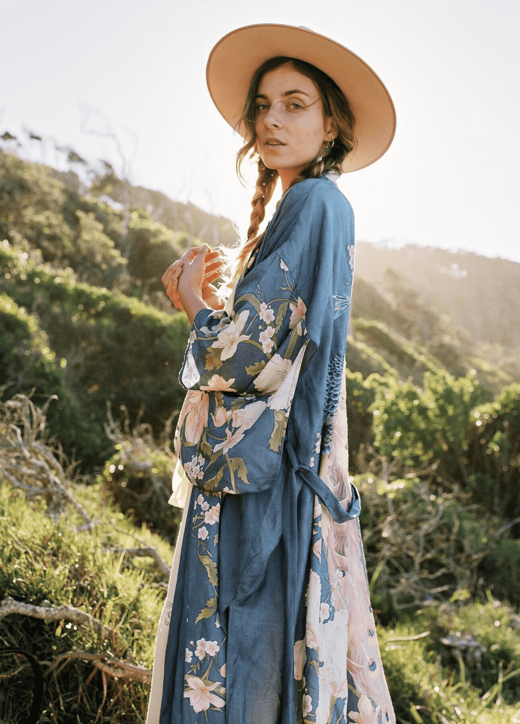 Langer, hellblauer Kimono mit Blumen- und Pfauenmuster