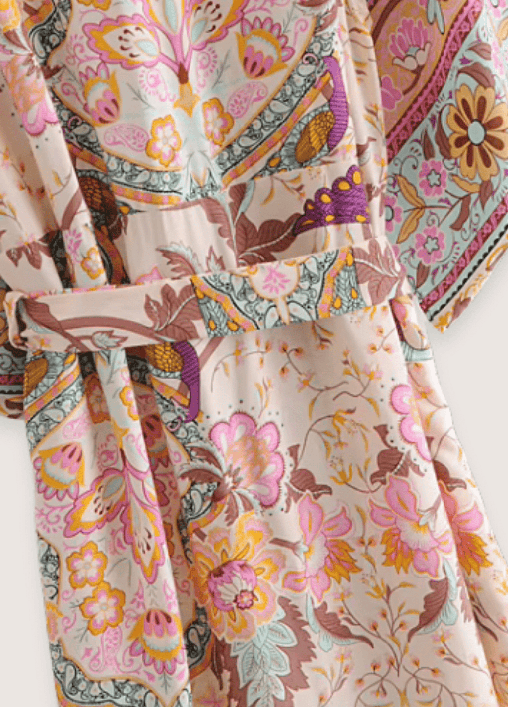 Langer, hellrosa Kimono mit Blumenmuster