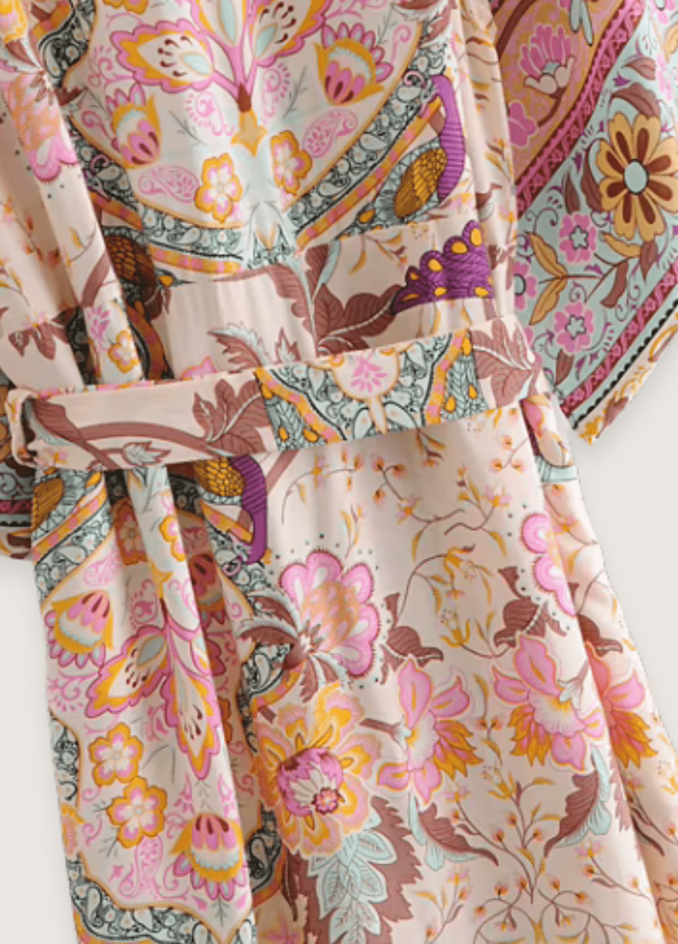 Langer, hellrosa Kimono mit Blumenmuster