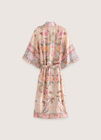 Langer, hellrosa Kimono mit Blumenmuster