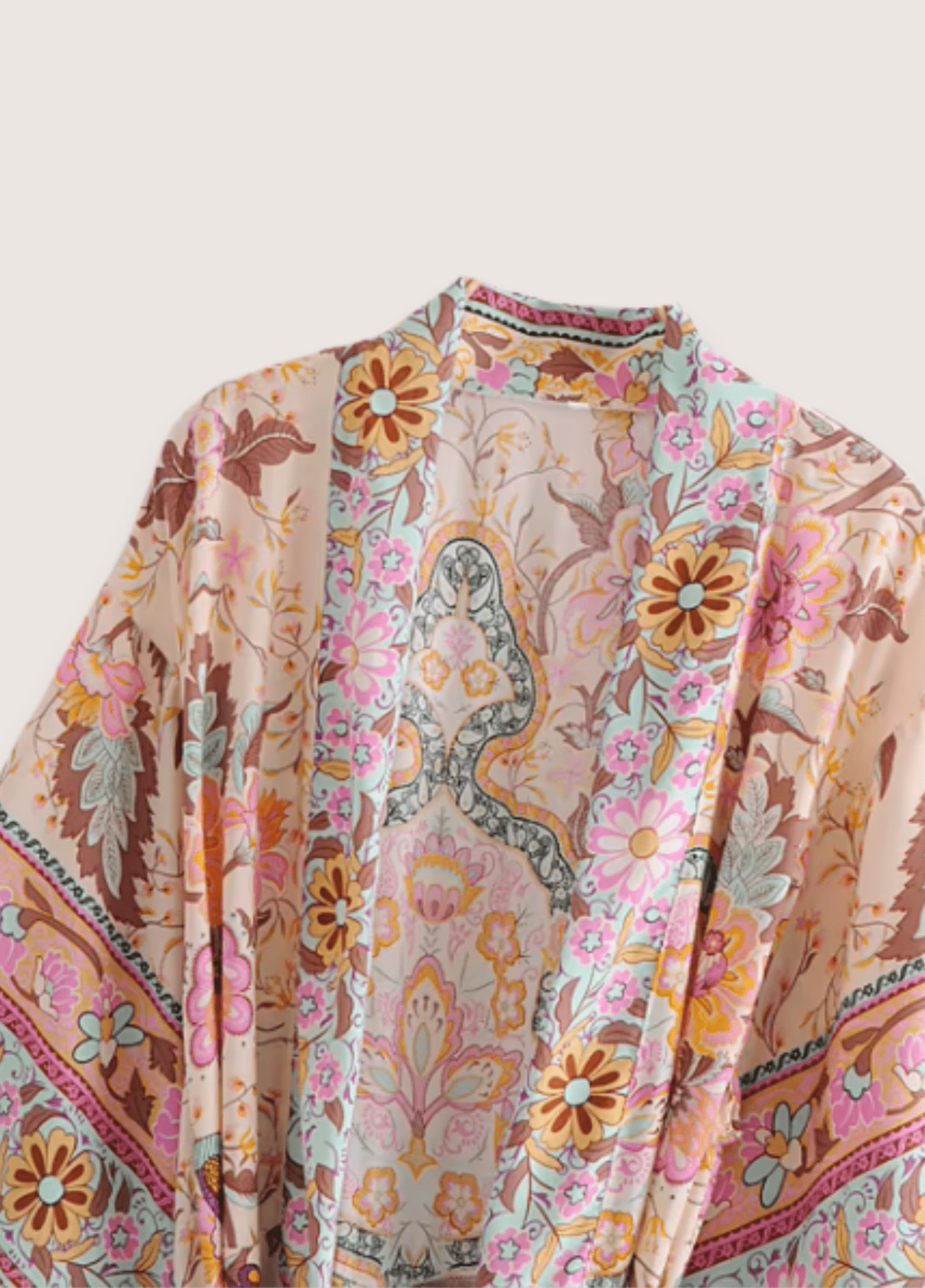Langer, hellrosa Kimono mit Blumenmuster