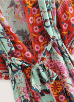Langer Kimono mit Blumenmuster in Graugrün