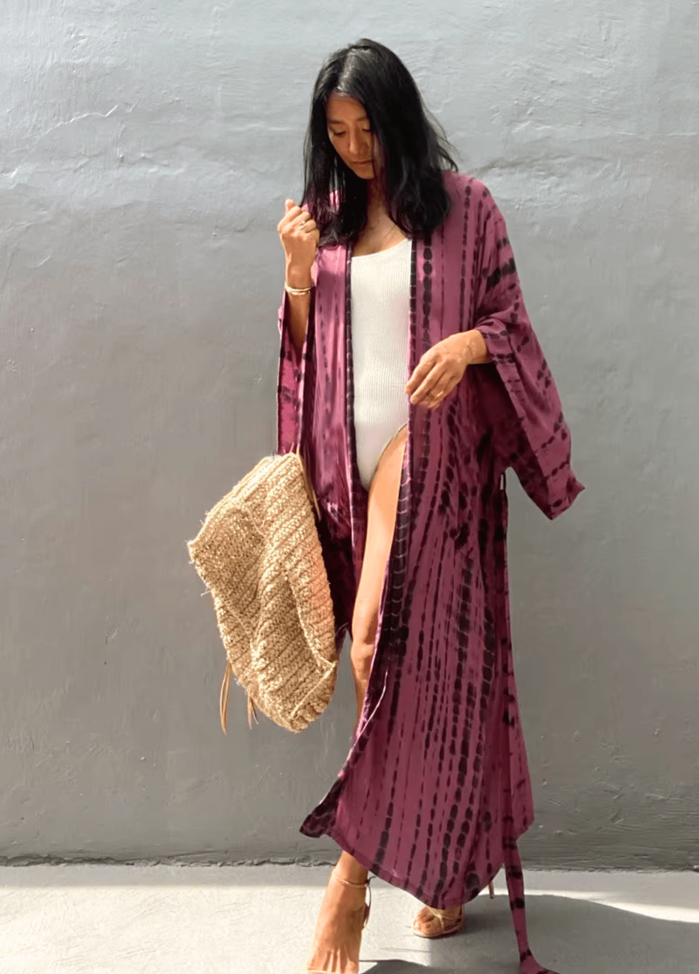 Langer, rötlich-rosa Kimono mit Batikmuster
