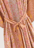 Lachsrosa langer Kimono mit Blumenmuster