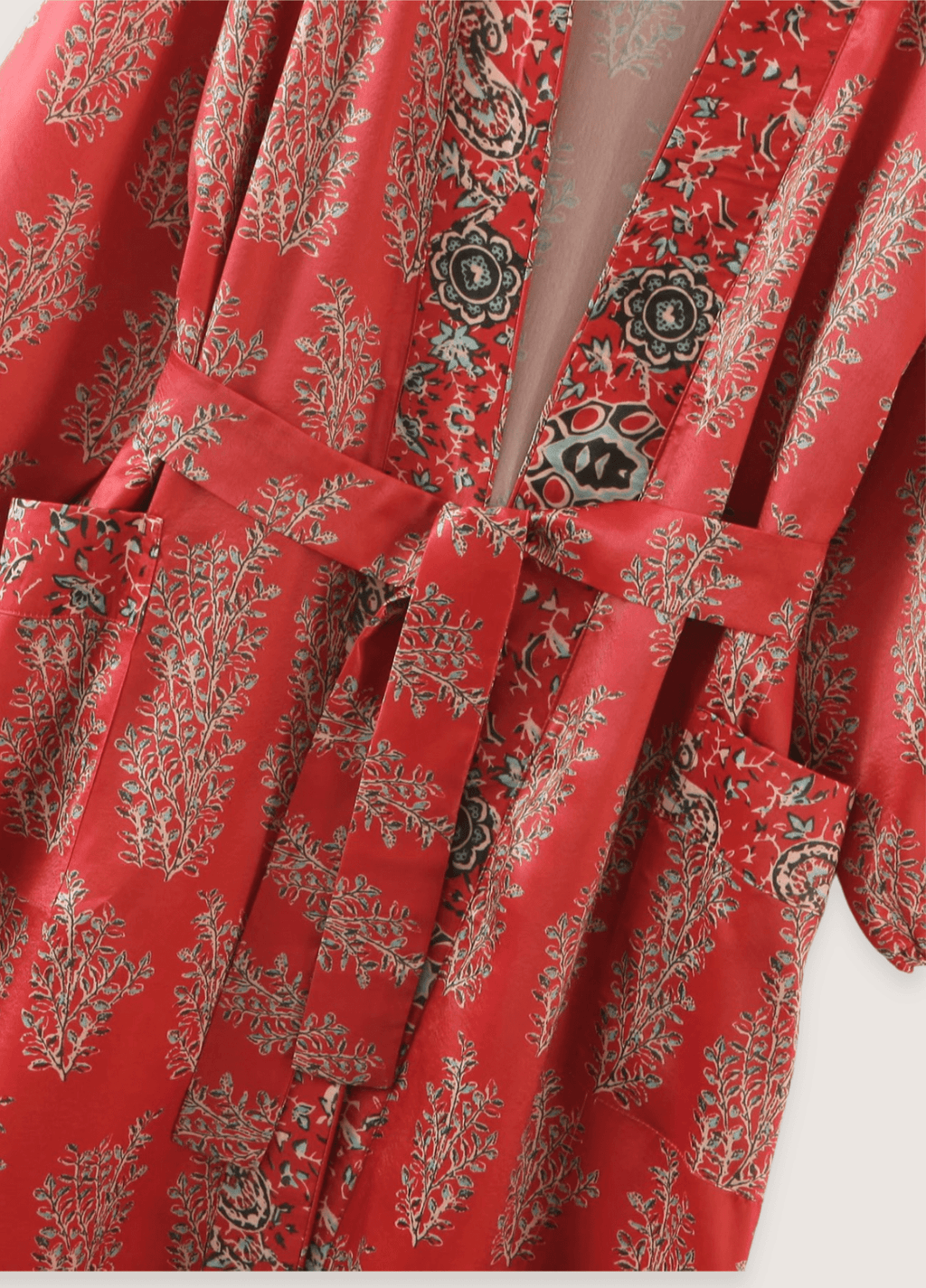 Langer roter Kimono mit Blumenmuster