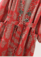 Langer roter Kimono mit Blumenmuster