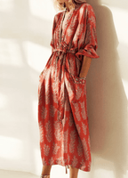 Langer roter Kimono mit Blumenmuster