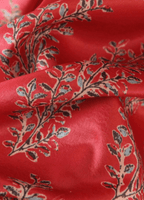 Langer roter Kimono mit Blumenmuster